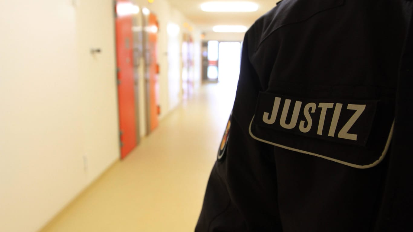 Justizbeamter in einem Gefängnis (Symbolbild): Die Linksfraktion fordert Maßnahmen zum Schutz von Gefangenen.