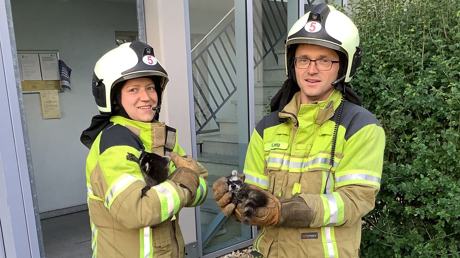 Julia und Torsten von der Feuer- und Rettungswache Altstadt kümmerten sich um die beiden Tiere. Julia und Torsten von der Feuer- und Rettungswache Altstadt kümmerten sich um die beiden Tiere.