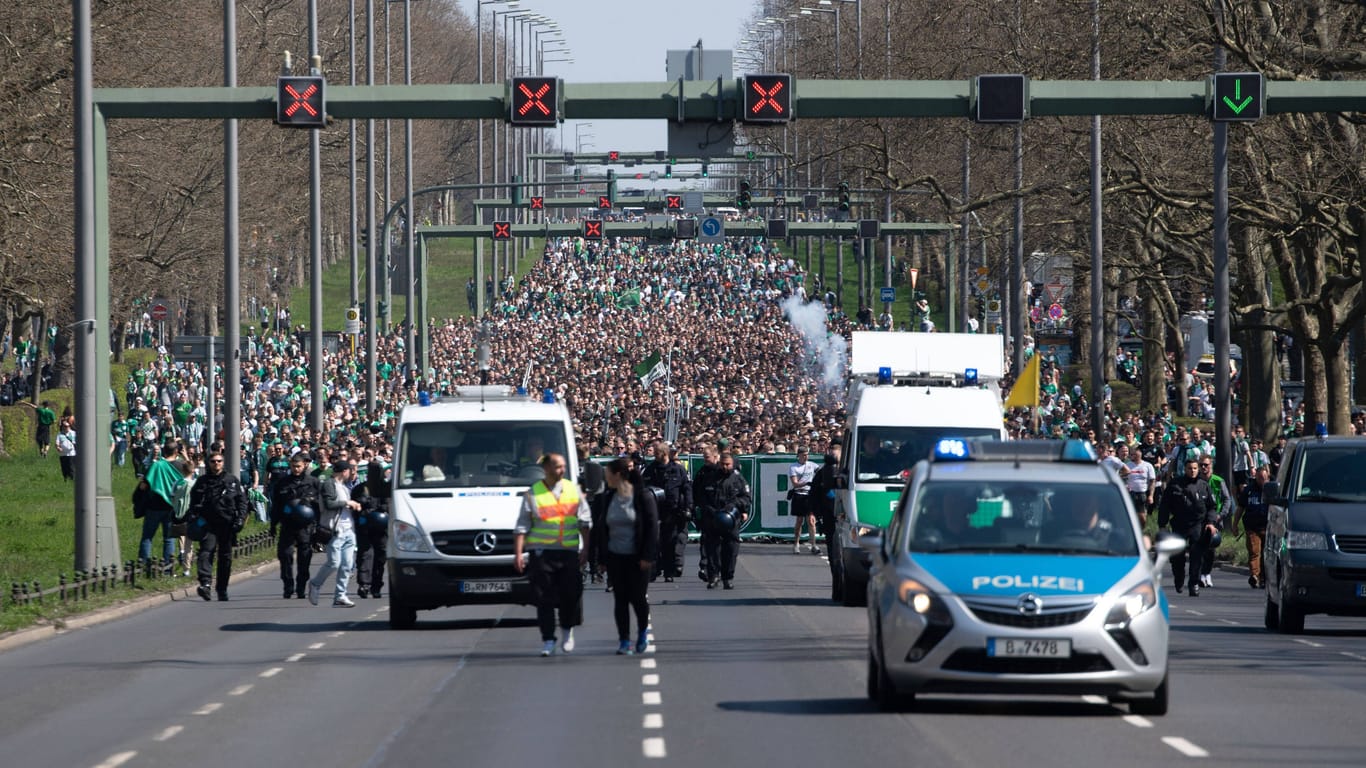 Fanmarsch von Werder-Fans (Archivfoto): Bremens Innensenator Ulrich Mäurer bleibt bei seiner Haltung und will im Polizeikostenstreit nicht zurückweichen. Fanmarsch von Werder-Fans (Archivfoto): Bremens Innensenator Ulrich Mäurer bleibt bei seiner Haltung und will im Polizeikostenstreit nicht zurückweichen.