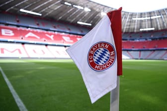 Das Logo des FC Bayern (Symbolbild): Der Klub muss eine sechsstellige Summe nachzahlen.