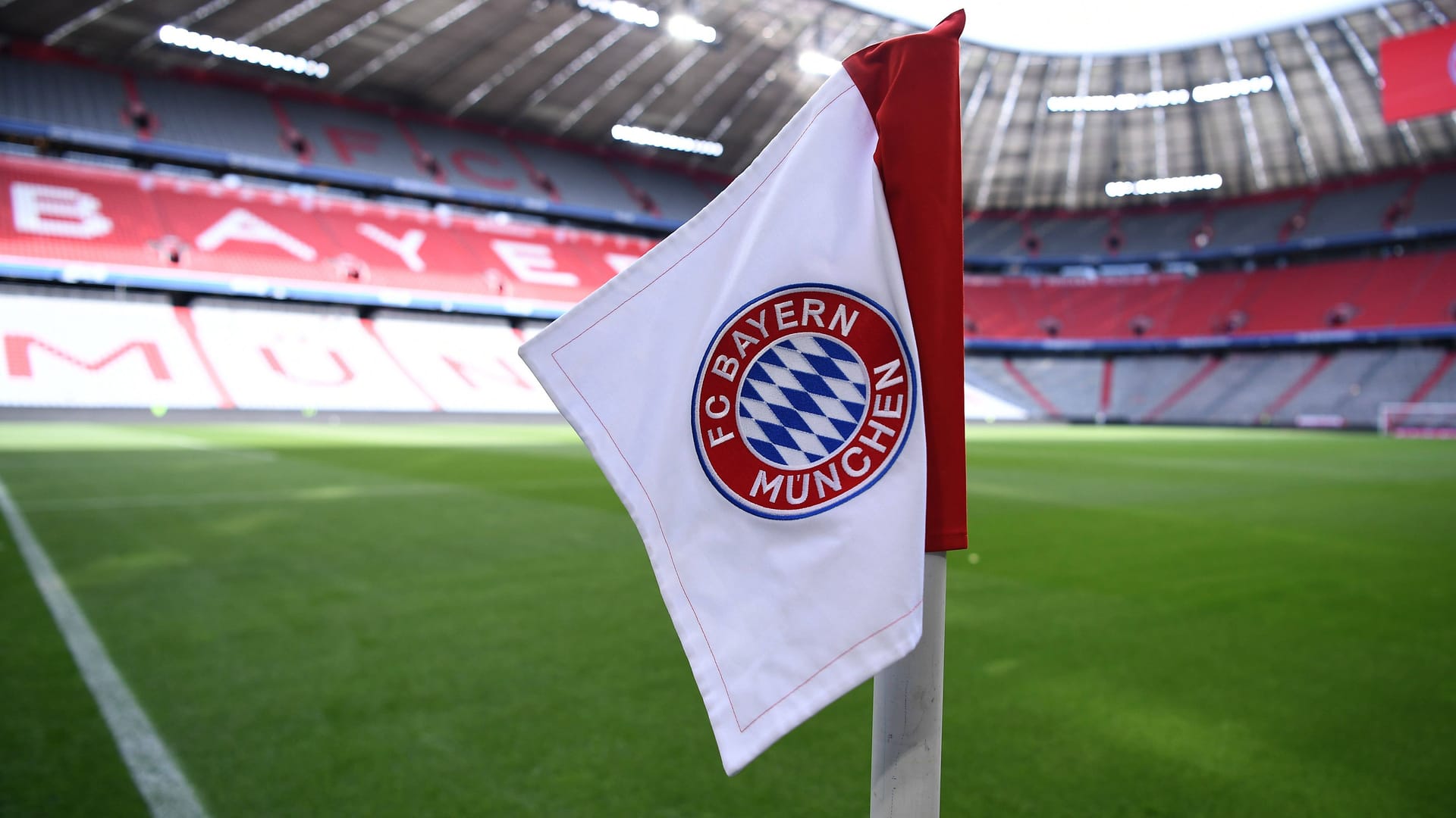 Das Logo des FC Bayern (Symbolbild): Der Klub muss eine sechsstellige Summe nachzahlen.