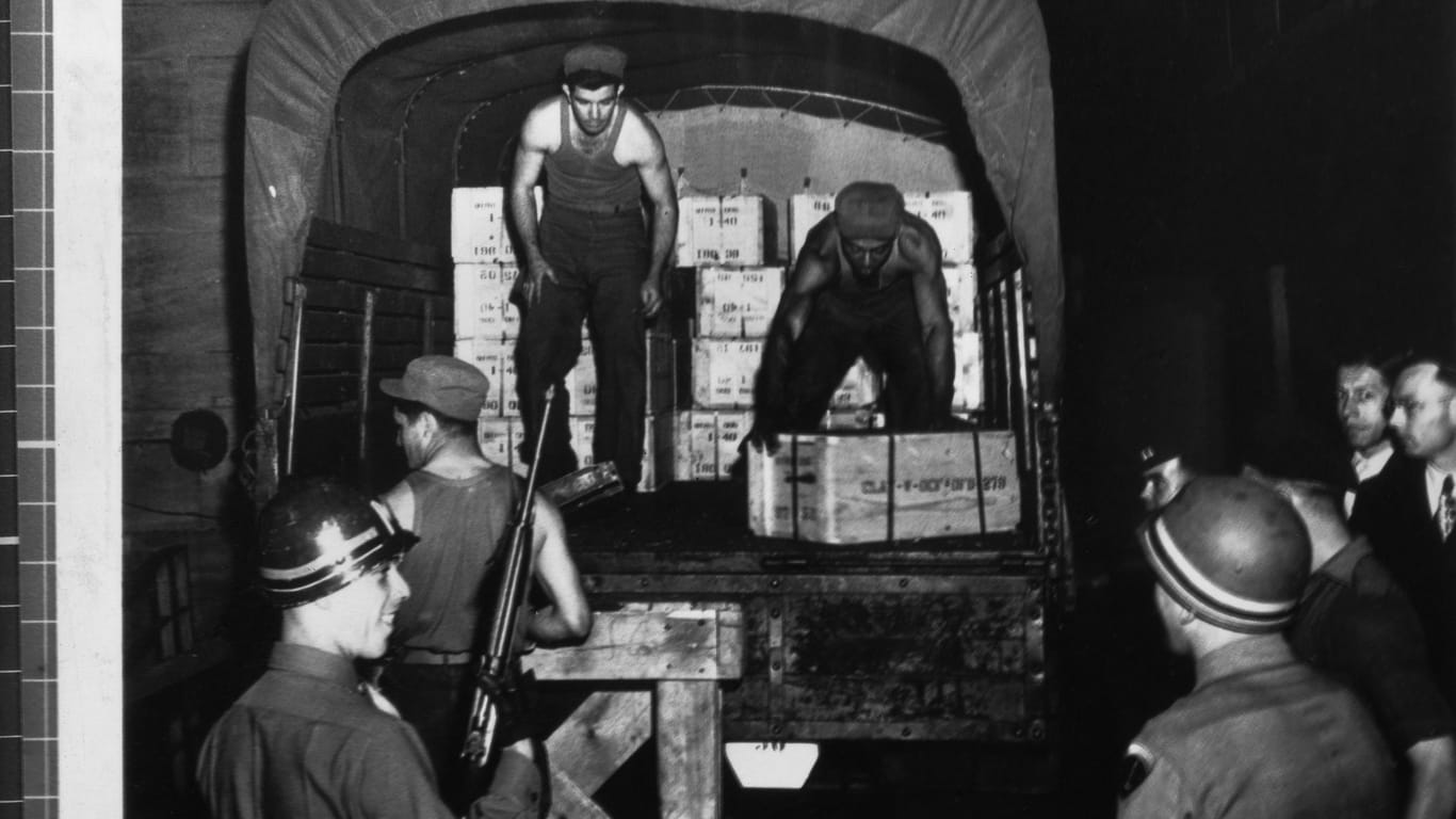 Geldlieferung 1948: US-Soldaten bei der Überwachung der Aktion.