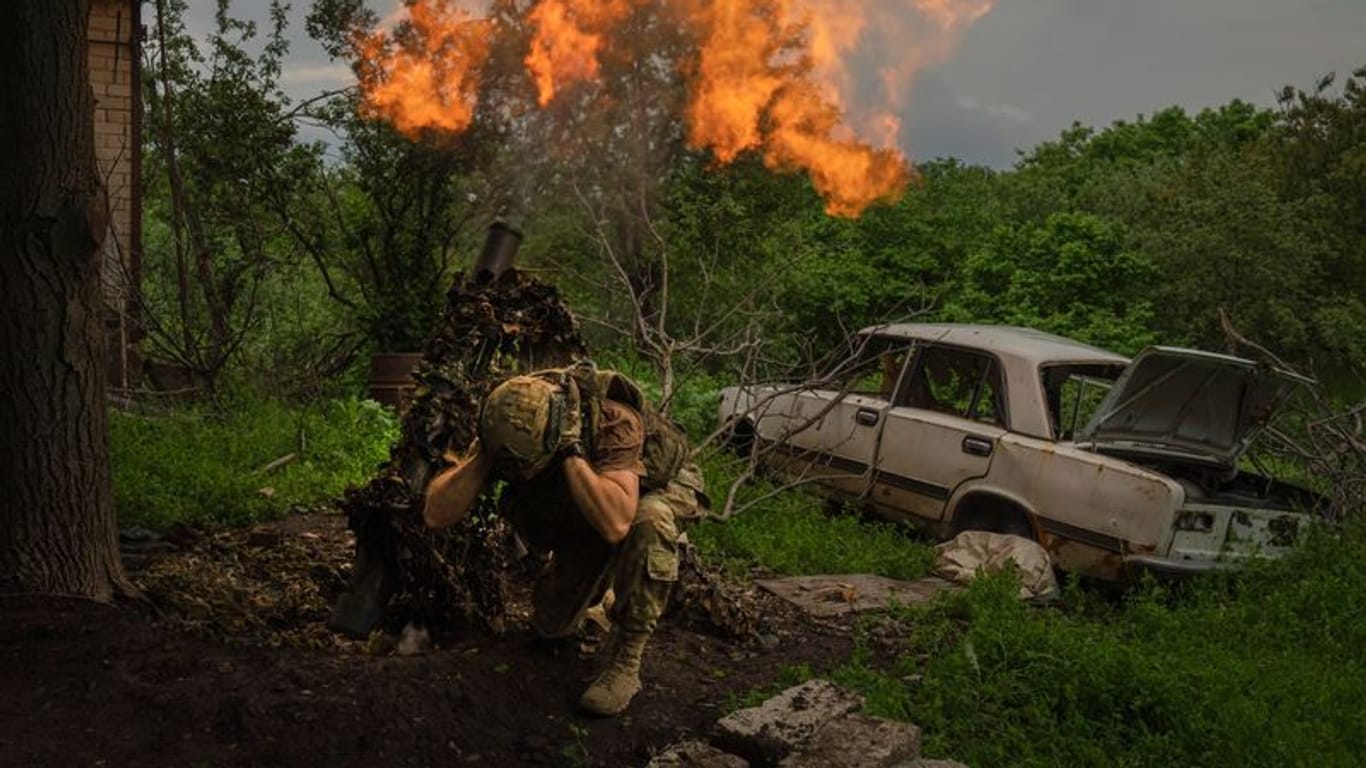 In der Nähe von Bachmut: Ein ukrainischer Soldat feuert mit einem Mörser.
