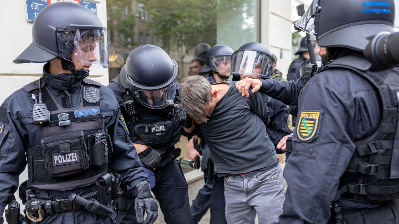 In Summe demonstrierten ca. 2.500 Linke Teilnehmer der Karl-Liebknecht-Straße in Richtung Dimitroffpolizeiwache. Immer wieder wurde vermummt. Ein Teilnehmer aus der Linken Szene wurde festgenommen.