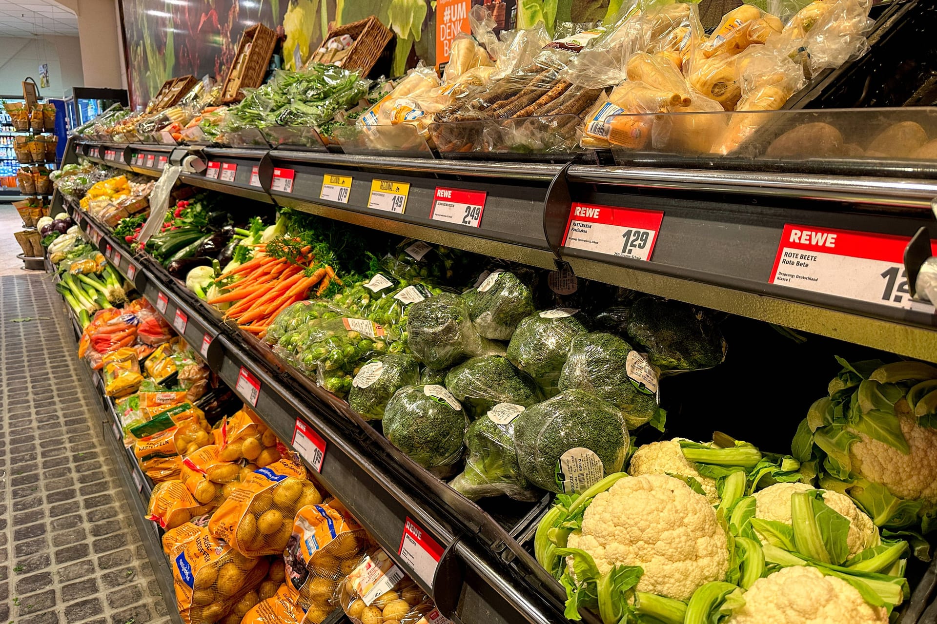 Obst und Gemüse im Rewe-Supermarkt (Symbolbild): Der Preis für Paprika und Eisbergsalat ist deutlich gesunken.