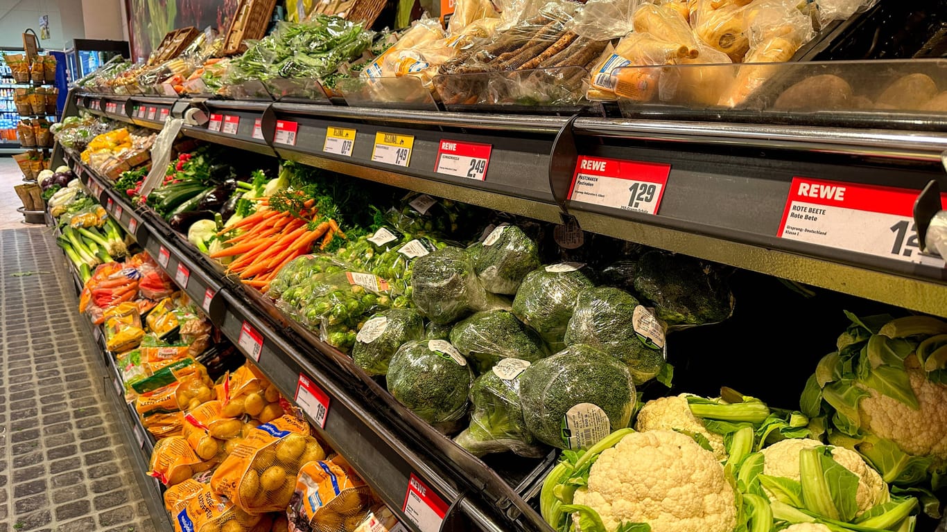Obst und Gemüse im Rewe-Supermarkt (Symbolbild): Der Preis für Paprika und Eisbergsalat ist deutlich gesunken.
