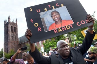 Demonstration für Gerechtigkeit: Randy Cox ist seit dem Vorfall im vergangenen Jahr querschnittsgelähmt.