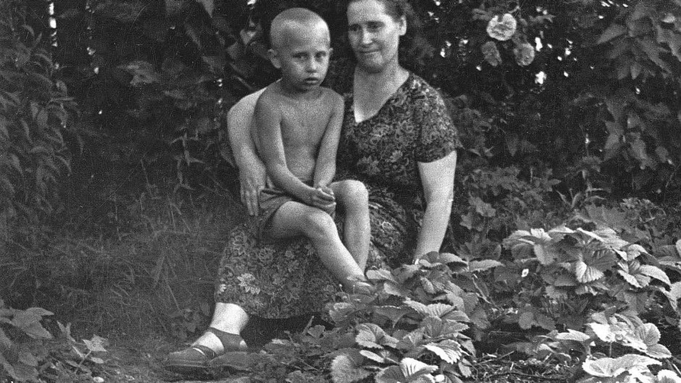 Wladimir Putin als Kind mit seiner offiziellen Mutter Maria.