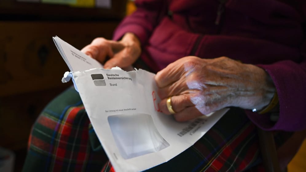 Rentnerin öffnet einen Brief der Rentenversicherung (Symbolbild): Nicht jeder der rund 21 Millionen Rentner kann gut von den Bezügen leben.