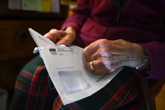 Rentnerin öffnet einen Brief der Rentenversicherung (Symbolbild): Nicht jeder der rund 21 Millionen Rentner kann gut von den Bezügen leben.