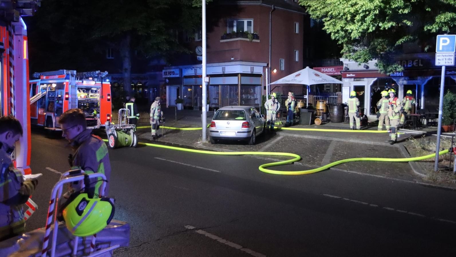 Der Einsatzort: Im Promi-Lokal "Habel" hat es gebrannt.