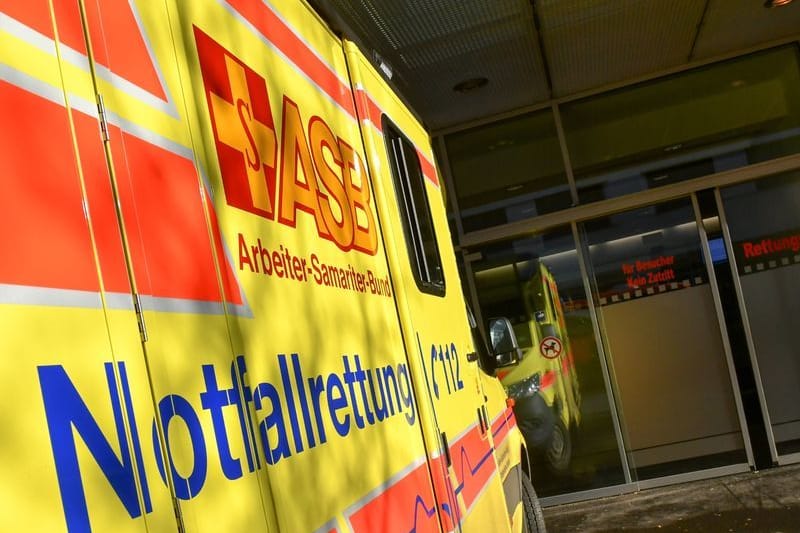 Ein Rettungswagen steht bereit (Symbolbild): In Düsseldorf wurde ein Feuerwehr bei einem Löscheinsatz verletzt.