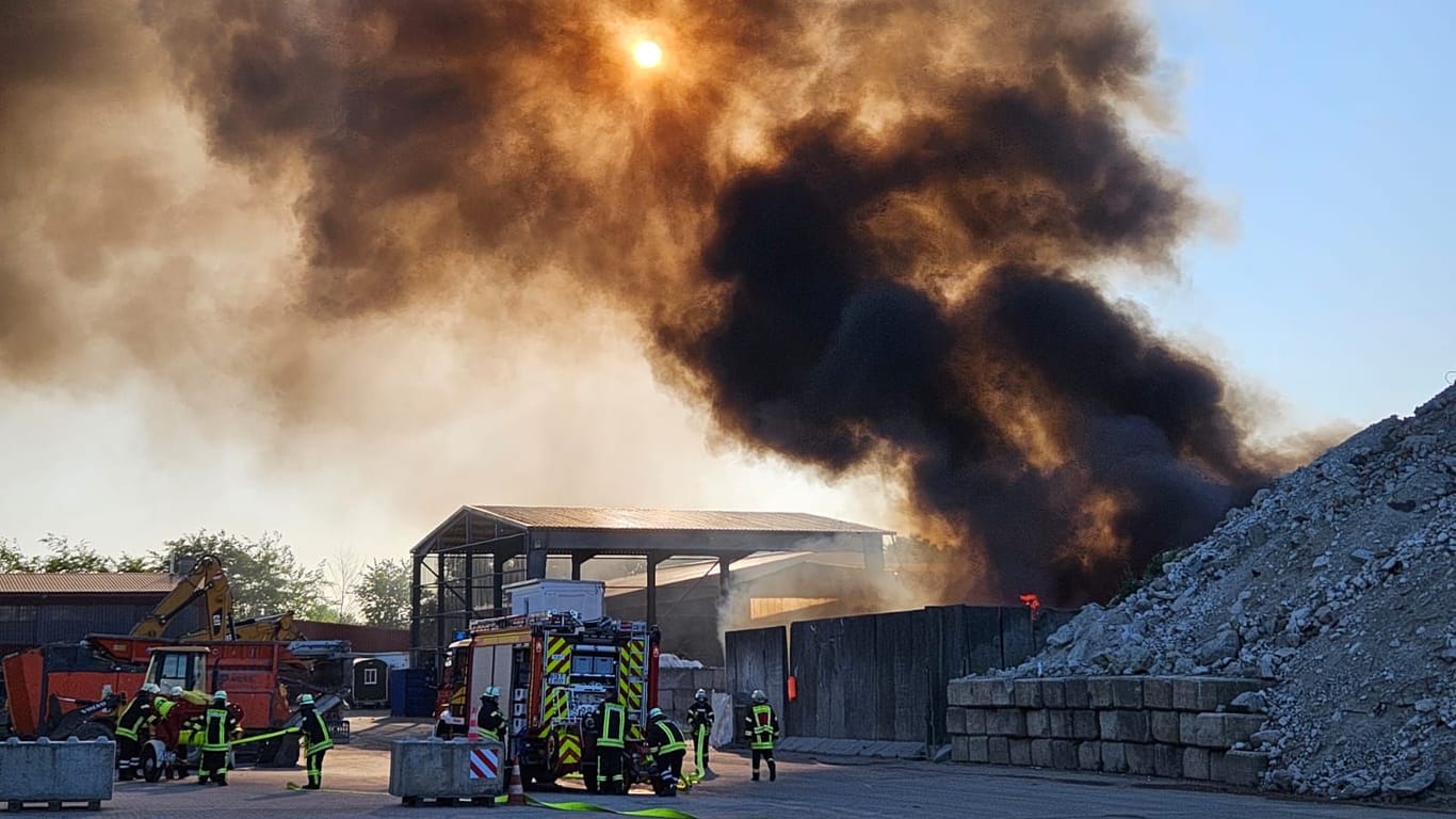 Feuer in Düdenbüttel: Rund 120 Kubikmeter Restmüllschredderware waren in Brand geraten.