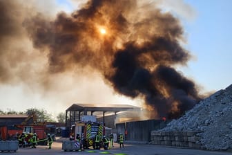 Feuer in Düdenbüttel: Rund 120 Kubikmeter Restmüllschredderware waren in Brand geraten.
