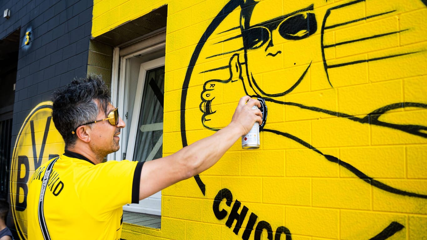 Lottomilionär Chico weiht Hauswand mit seinem Logo am Borsigplatz ein