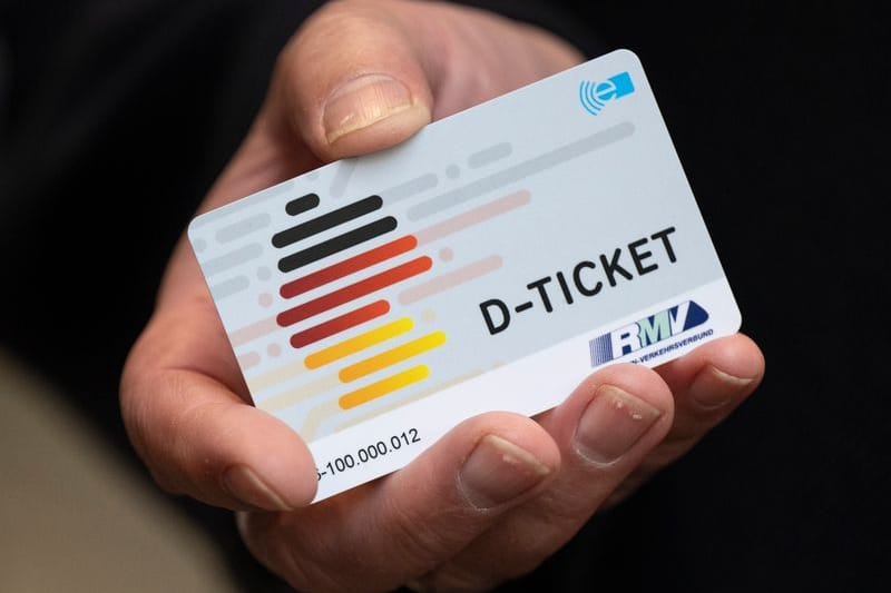 Ein "D-Ticket" im Chipkartenformat (Symbolbild): In NRW wird das Deutschlandticket für gewisse Personengruppen künftig günstiger.