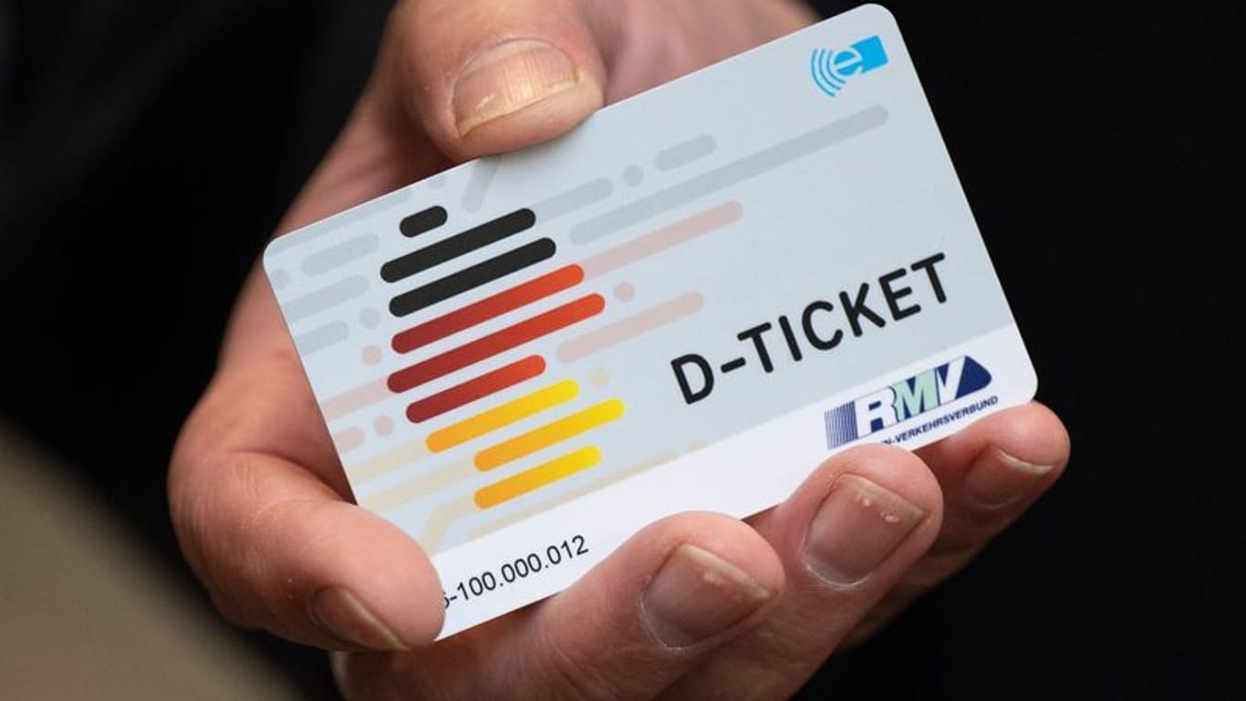 Ein "D-Ticket" im Chipkartenformat (Symbolbild): In NRW wird das Deutschlandticket für gewisse Personengruppen künftig günstiger.