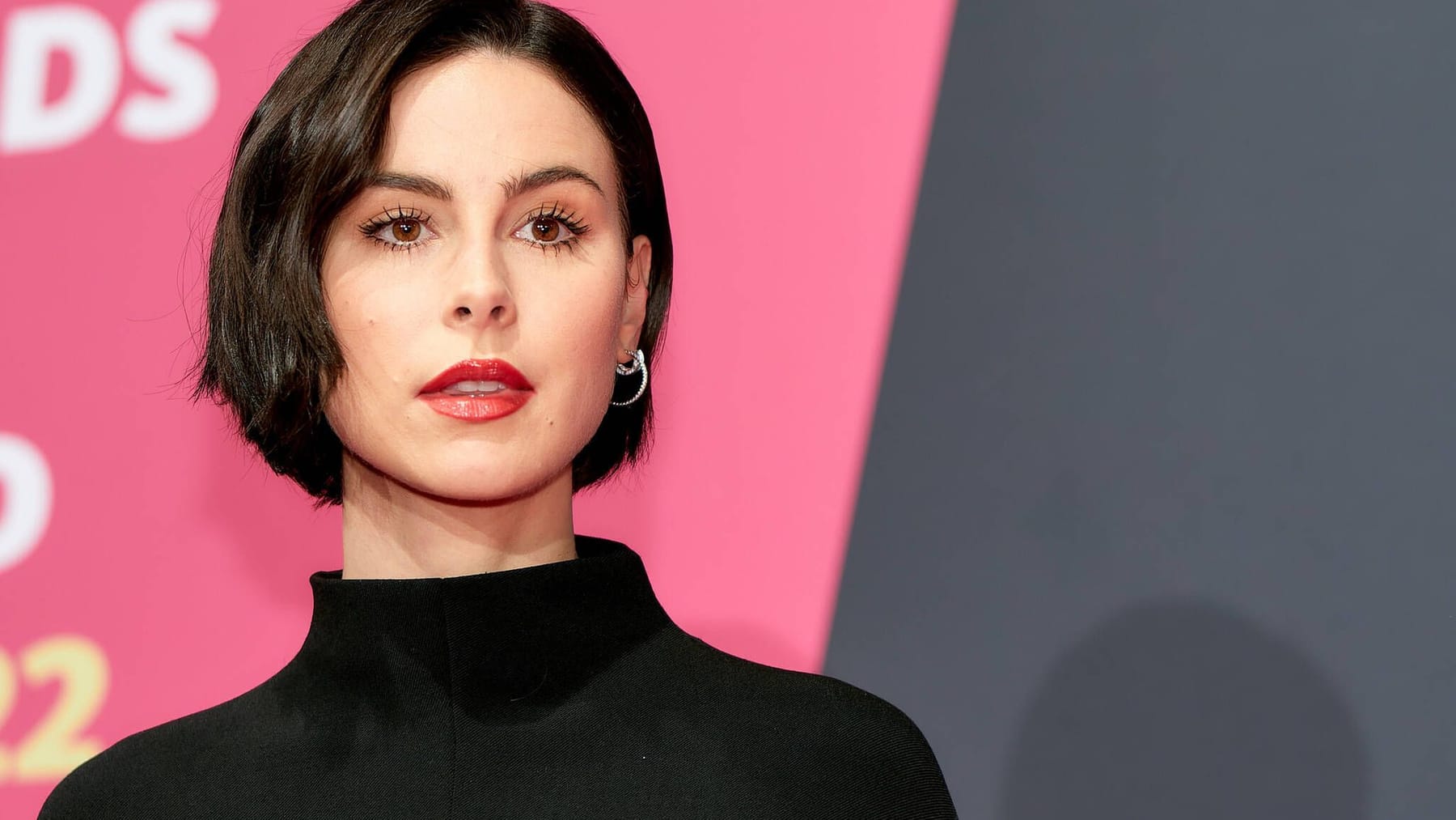 Lena MeyerLandrut teilt Foto in BH und Blazer