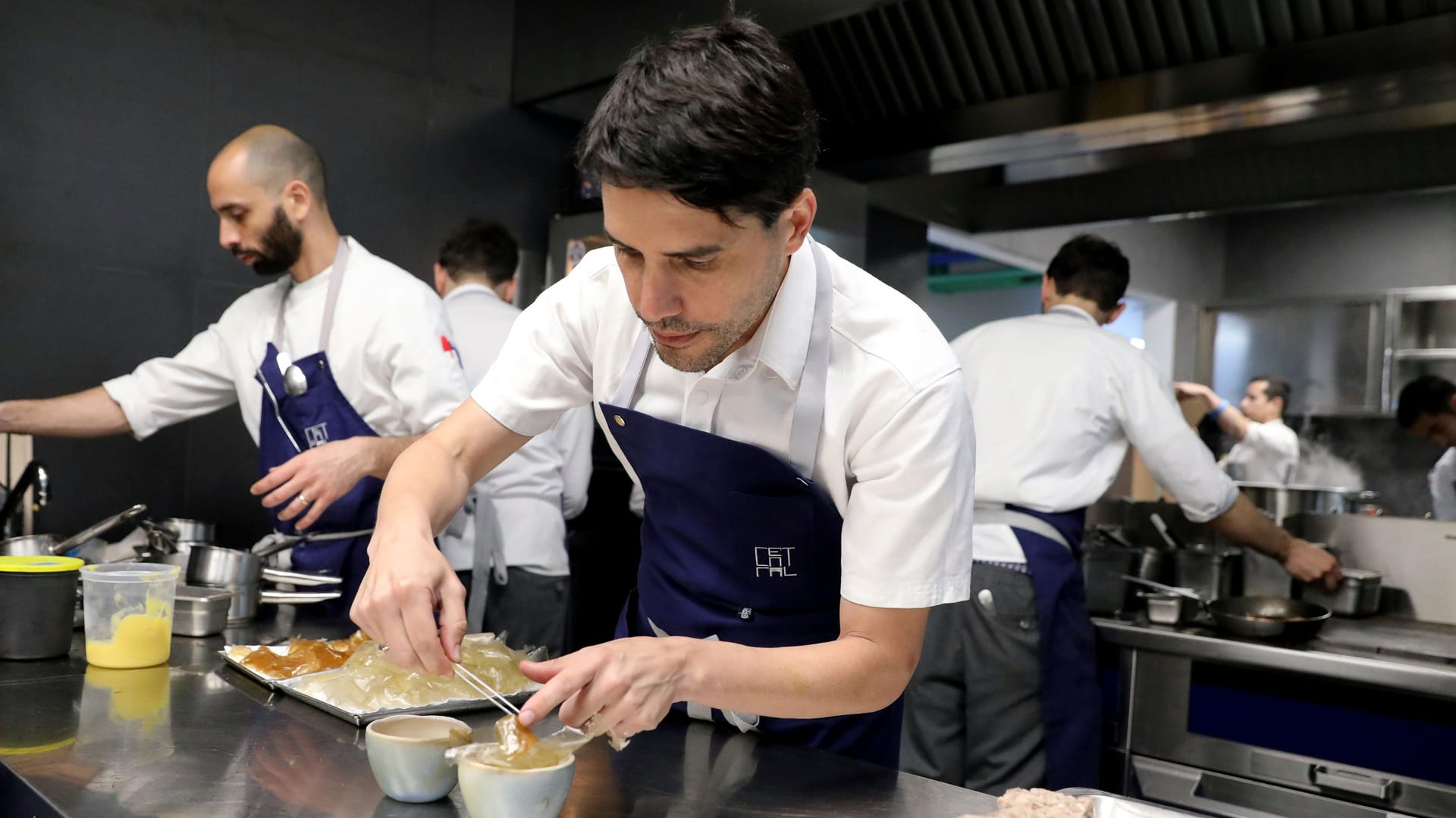 Virgilio Martinez gemeinsam mit seiner Brigade in der Küche des Central in Lima.