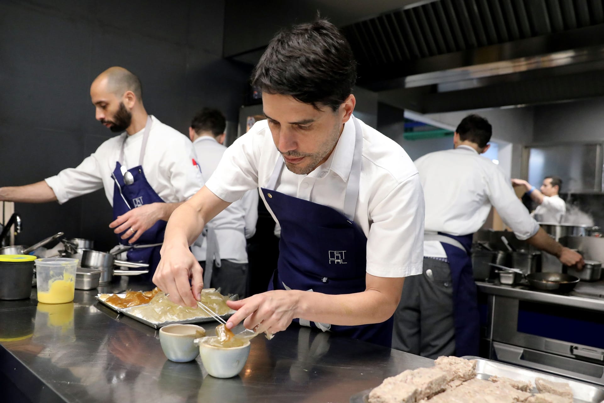 Virgilio Martinez gemeinsam mit seiner Brigade in der Küche des Central in Lima.