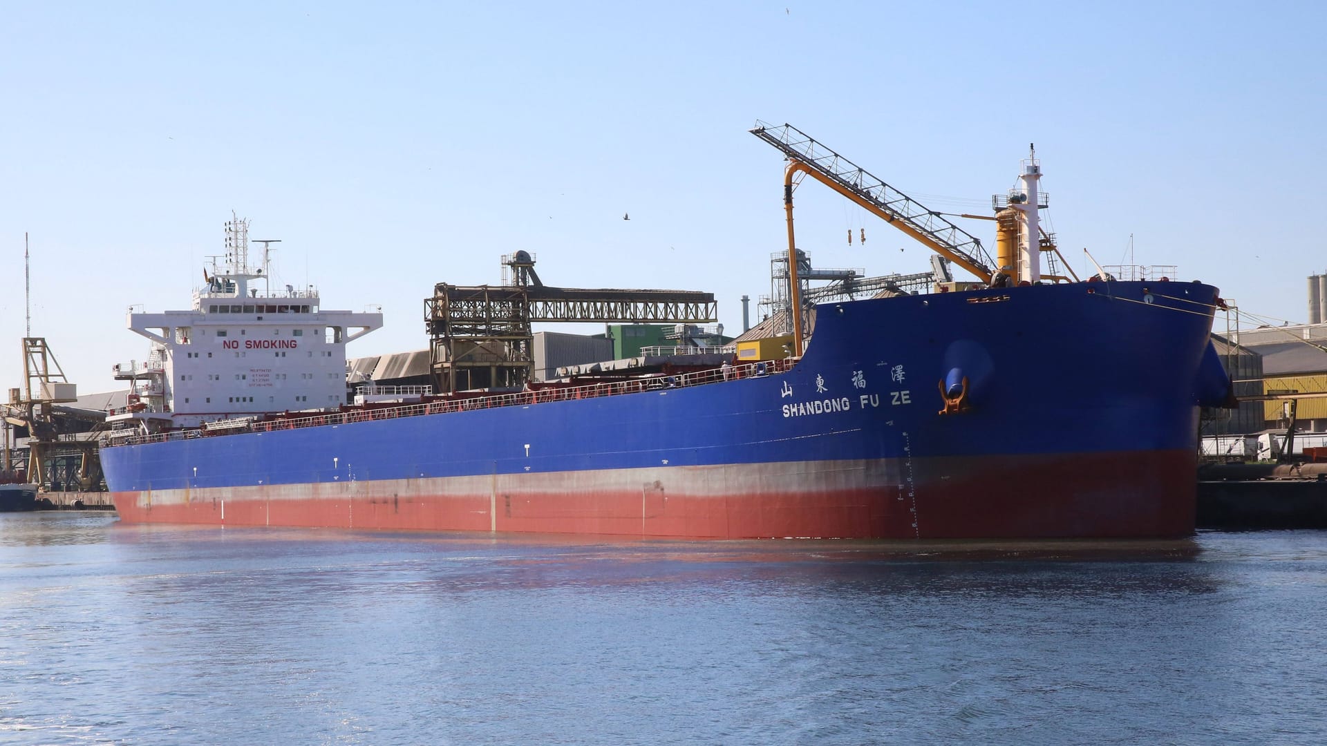 Ein Frachtschiff (Archivbild): Im Rostocker Stadthafen kam es zu einem Unfall. Ein Frachtschiff (Archivbild): Im Rostocker Stadthafen kam es zu einem Unfall.