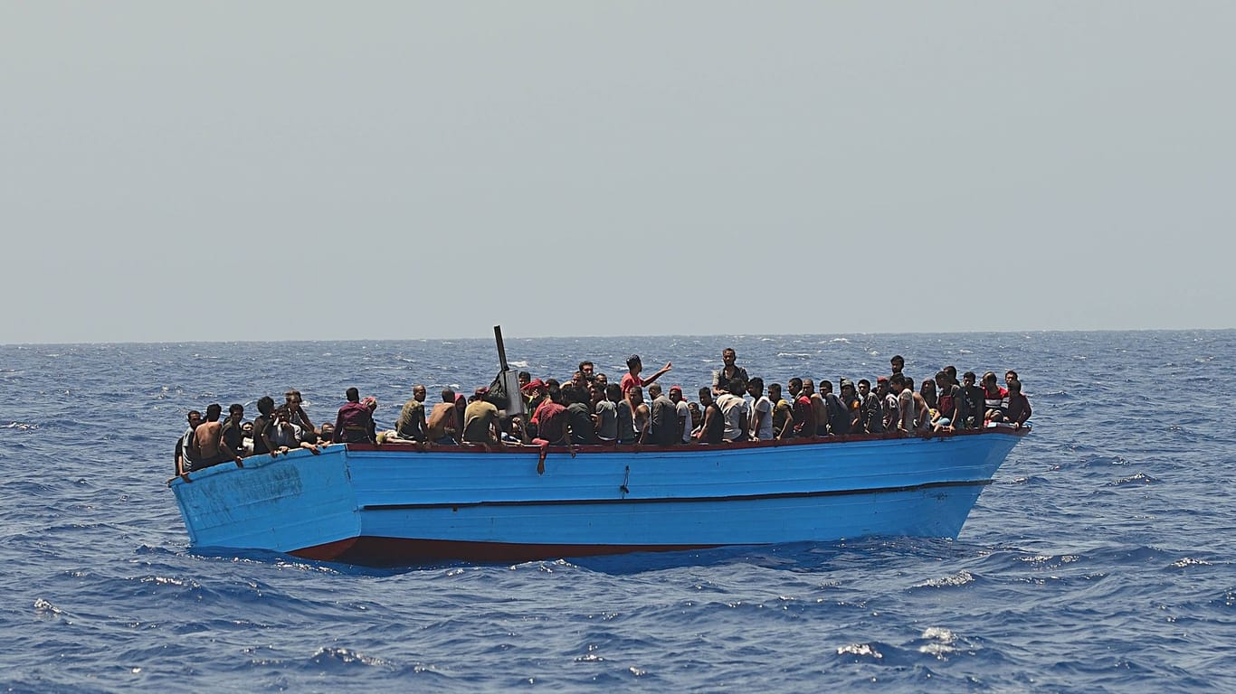 Flüchtende Menschen auf Mittelmeer (Archivbild): Die Zahl der Geflüchteten nimmt in Europa zu.