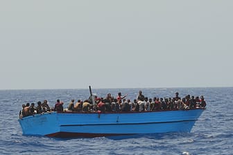 Flüchtende Menschen auf Mittelmeer (Archivbild): Die Zahl der Geflüchteten nimmt in Europa zu.
