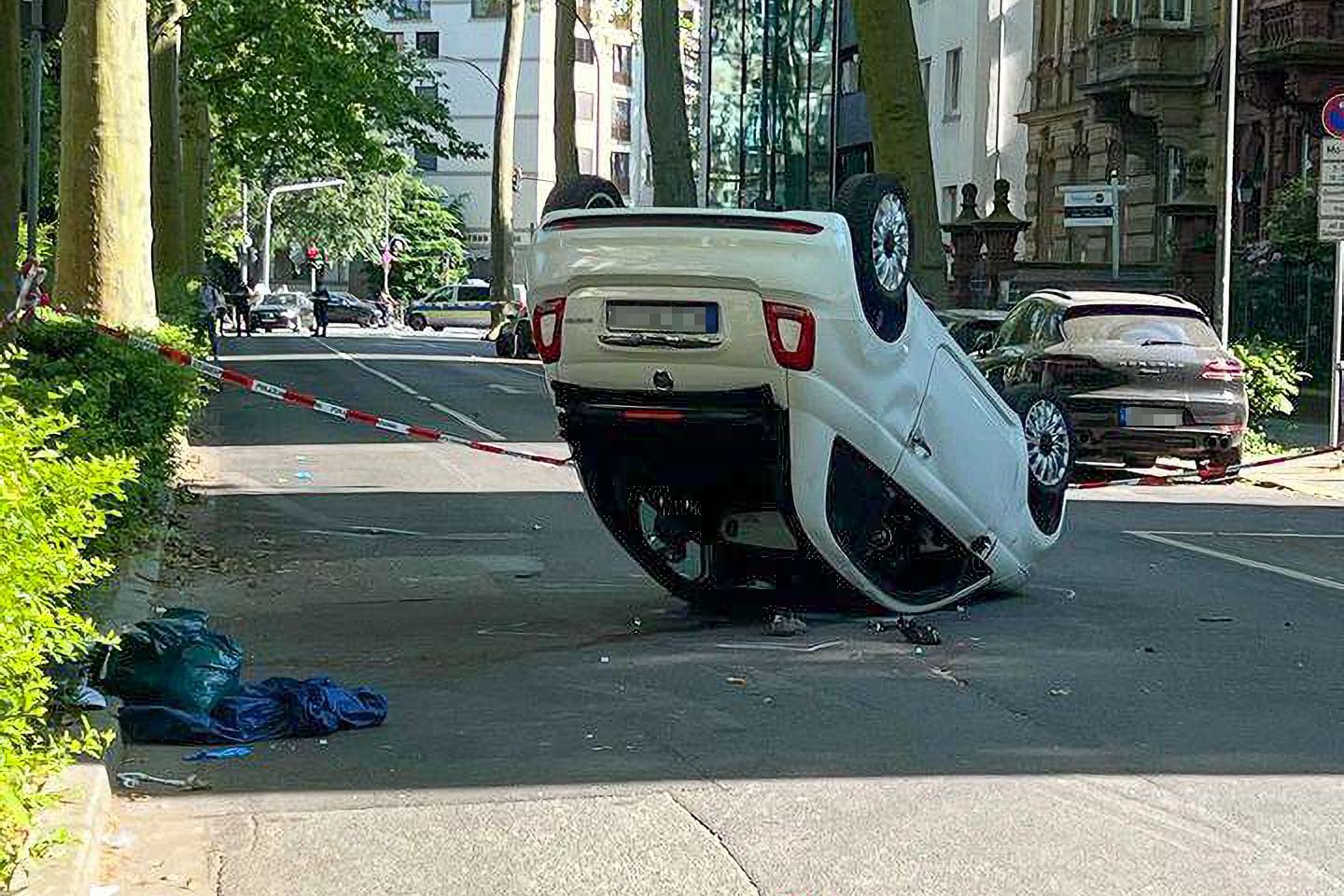 Das Cabrio liegt auf dem Dach: Bei dem Unfall im Frankfurter Westend wurden ein Kind tödlich und zwei weitere Personen schwer verletzt.