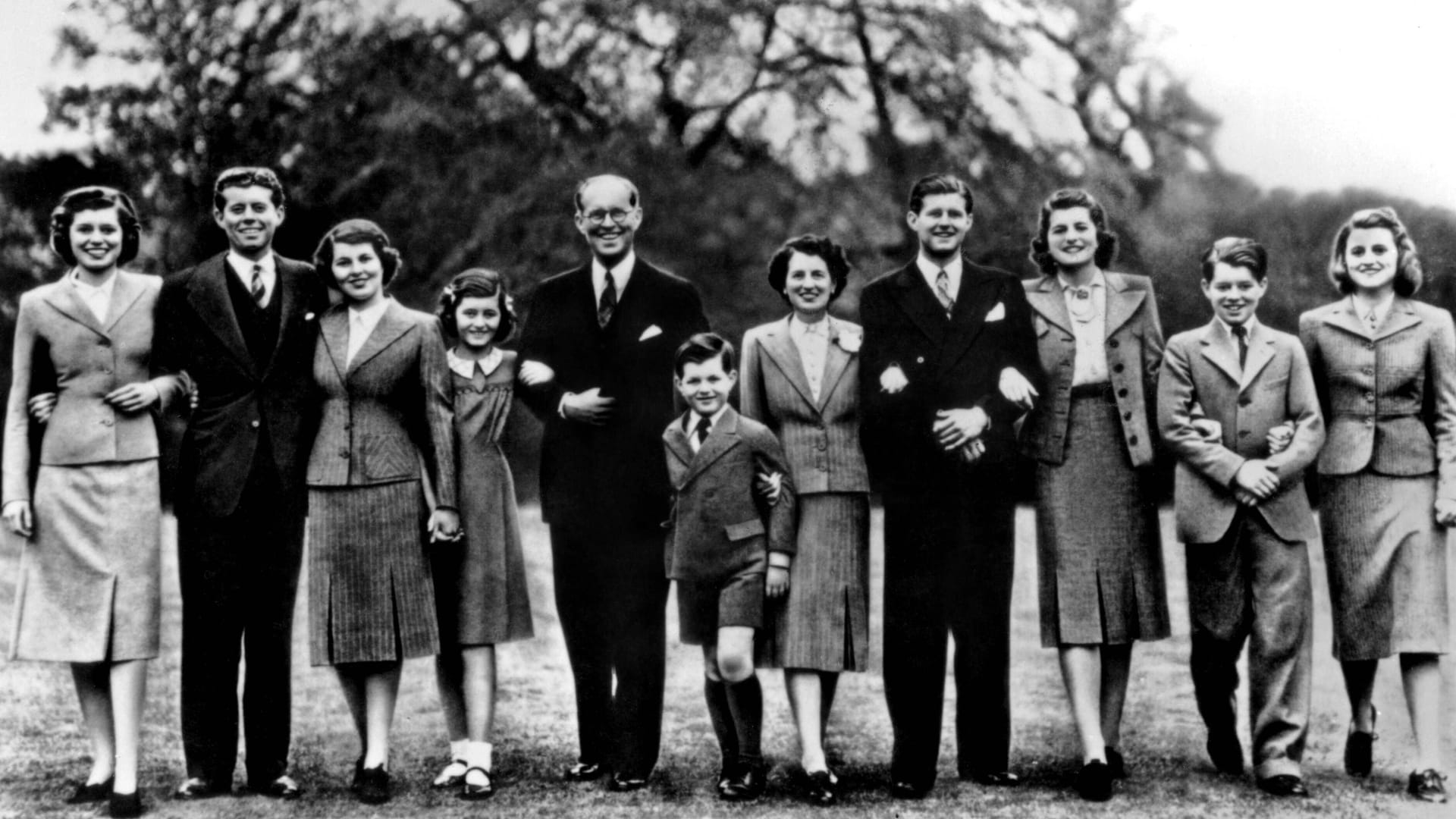 Die Familie Kennedy (v. l. n. r.): Eunice Kennedy, John F. Kennedy, Rosemary Kennedy, Jean Ann Kennedy, Joseph P. Kennedy, Edward M. Kennedy, Rose Kennedy, Joseph P.Kennedy Jr, Patricia Kennedy, Robert F. Kennedy, Kathleen Kennedy.