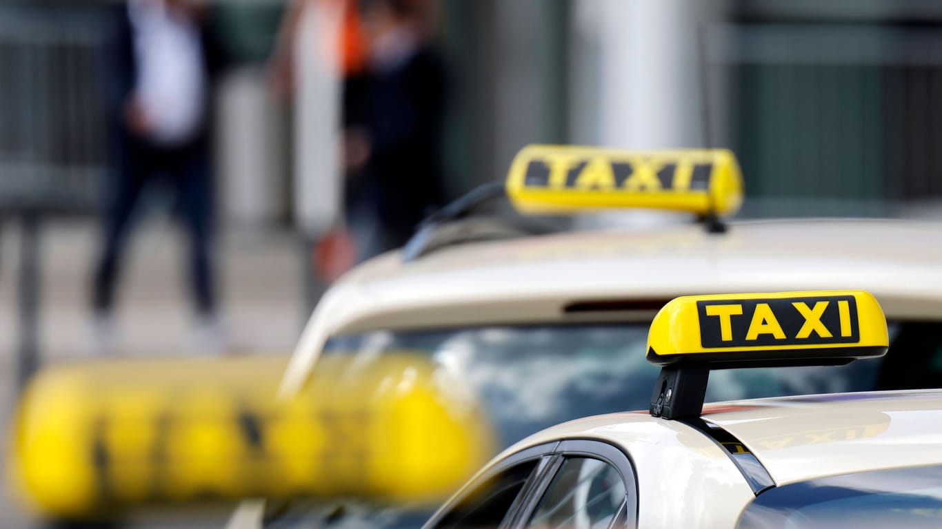 Taxis warten auf Kundschaft: In Köln-Ostheim ist ein Taxifahrer ausgeraubt worden.