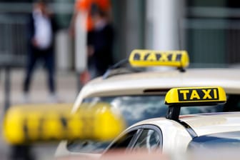 Taxis warten auf Kundschaft: In Köln-Ostheim ist ein Taxifahrer ausgeraubt worden.