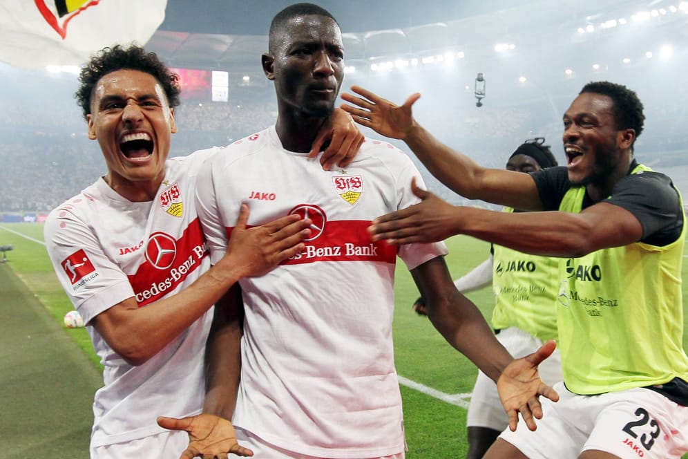 Grenzenloser Jubel: Torschütze Guirassy (M.) wird von seinen Teamkollegen gefeiert.