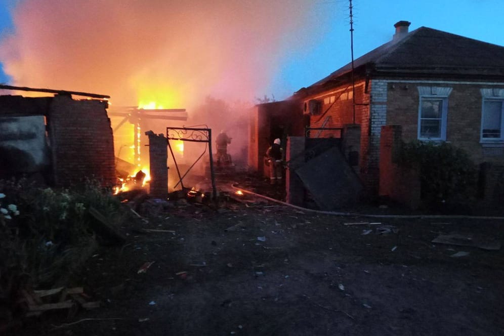 Ein Haus in der Region Belgorod soll nach einem ukrainischen Angriff zerstört worden sein, so russische Behörden.