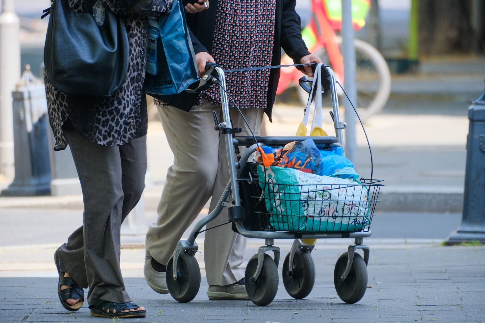 Hohes Alter: Alte Menschen könnten in Deutschland künftig einen immer größeren Anteil der Gesamtbevölkerung ausmachen.