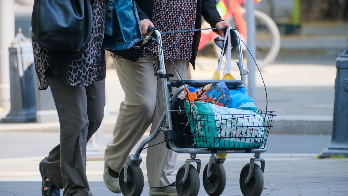 Hohes Alter: Alte Menschen könnten in Deutschland künftig einen immer größeren Anteil der Gesamtbevölkerung ausmachen.