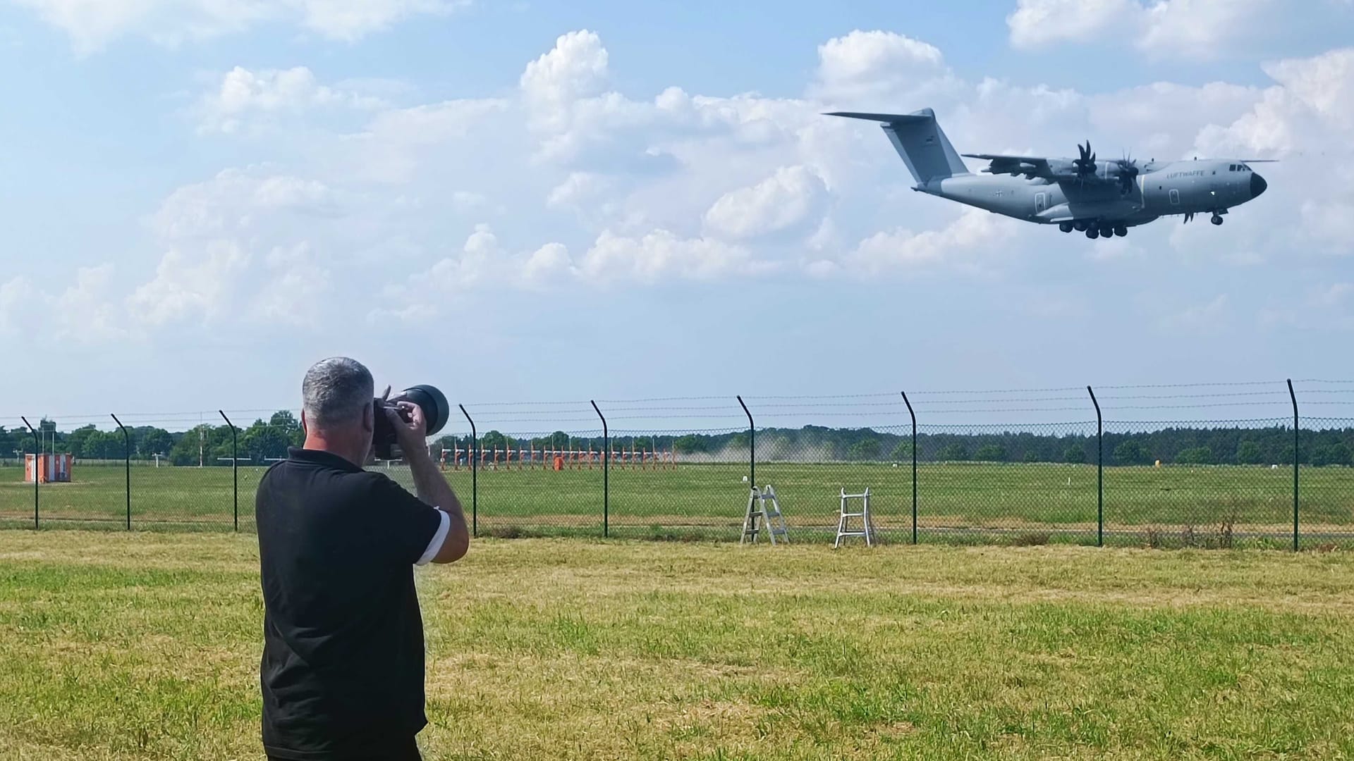 Bernd Borchert versucht eine landende A400 perfekt einzufangen.