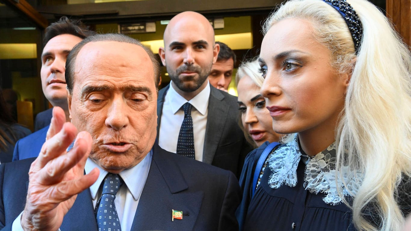 Silvio Berlusconi mit seiner Partnerin und Parteifreundin Marta Fascina in Rom im Herbst 2022.