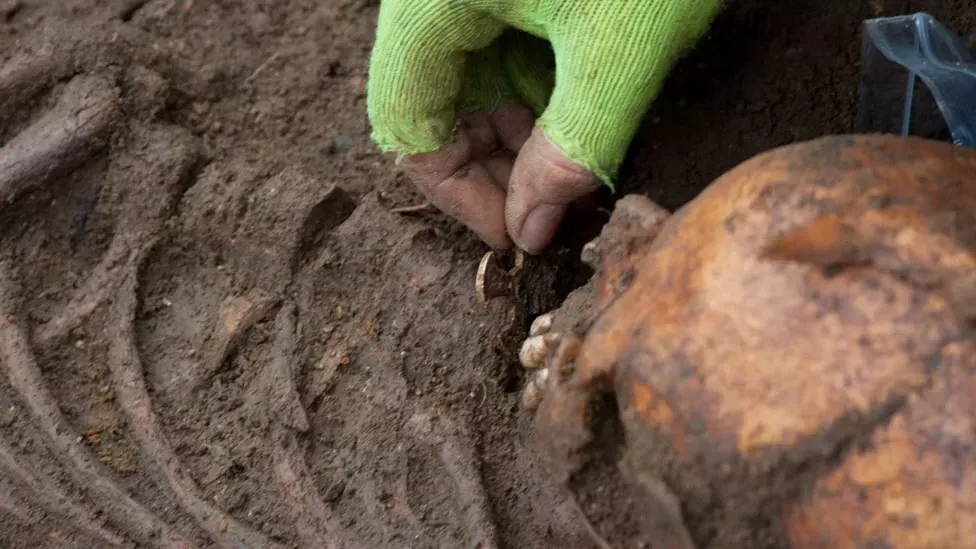 Bei der Ausgrabung des Skeletts in von Trumpington (England) entdeckten die Archäologen ein Kreuz aus Gold und Granat.