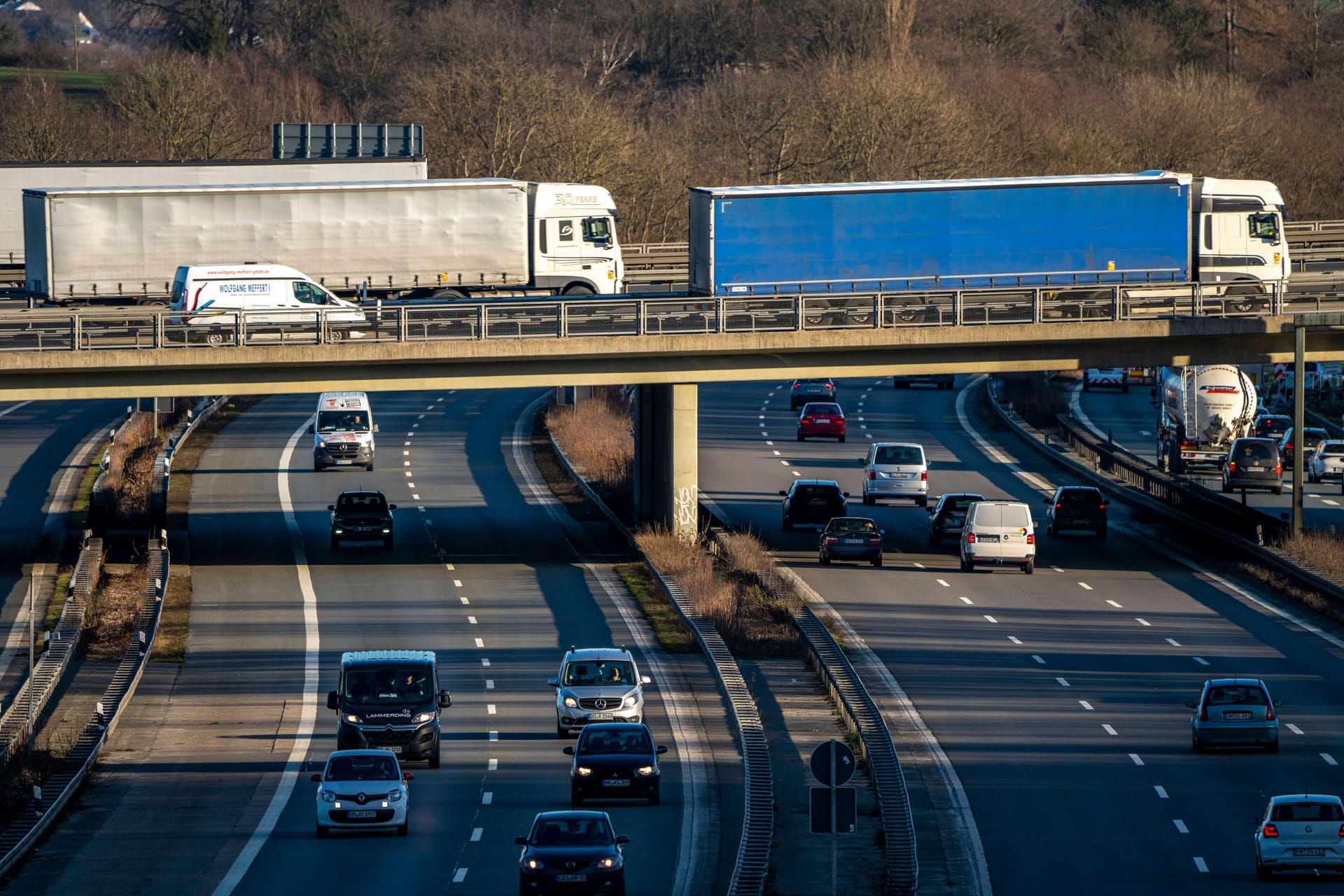 Eine Brücke über der A45 (Symbolbild): Pendler brauchen gute Nerven.