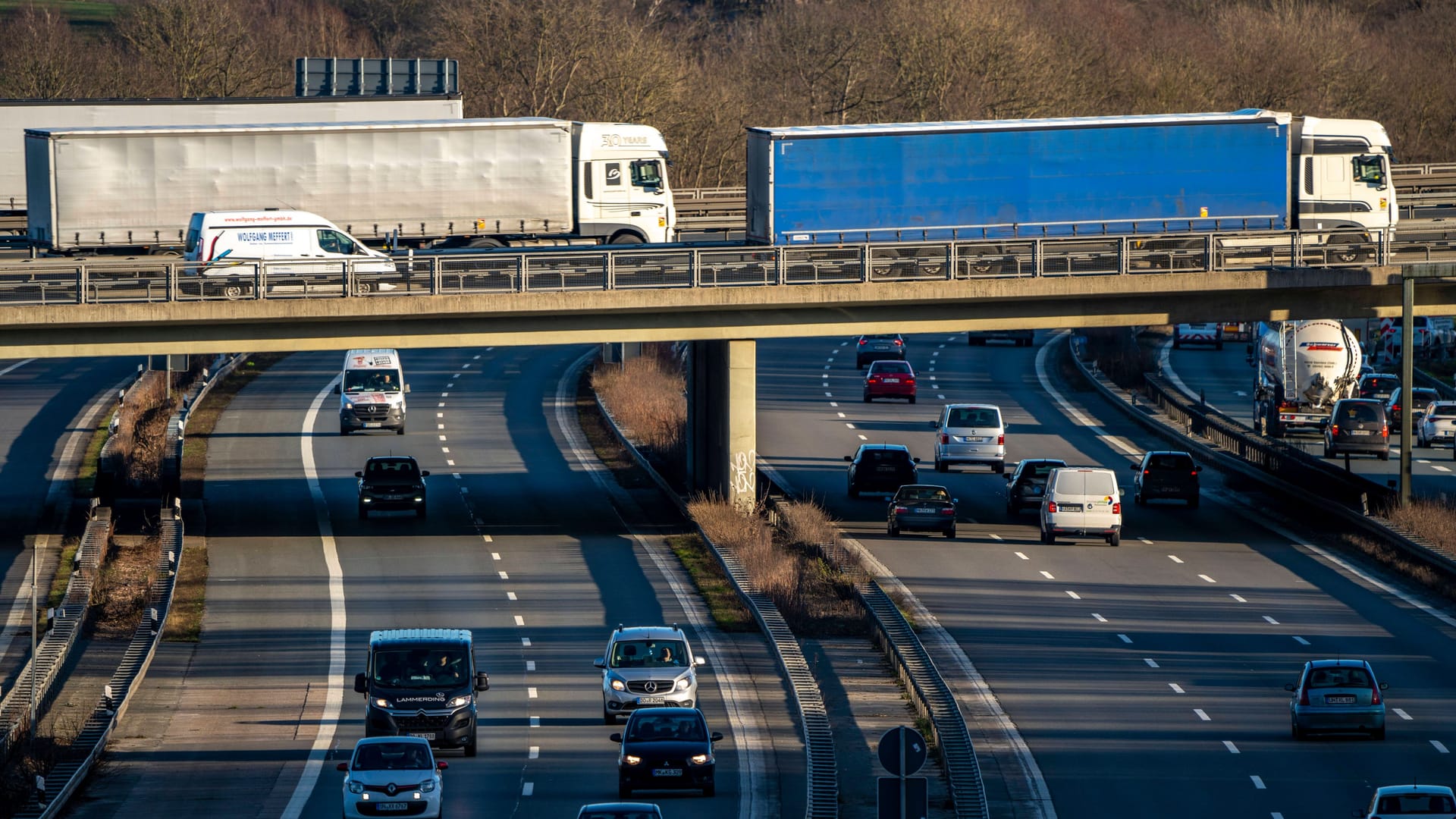 Eine Brücke über der A45 (Symbolbild): Pendler brauchen gute Nerven.