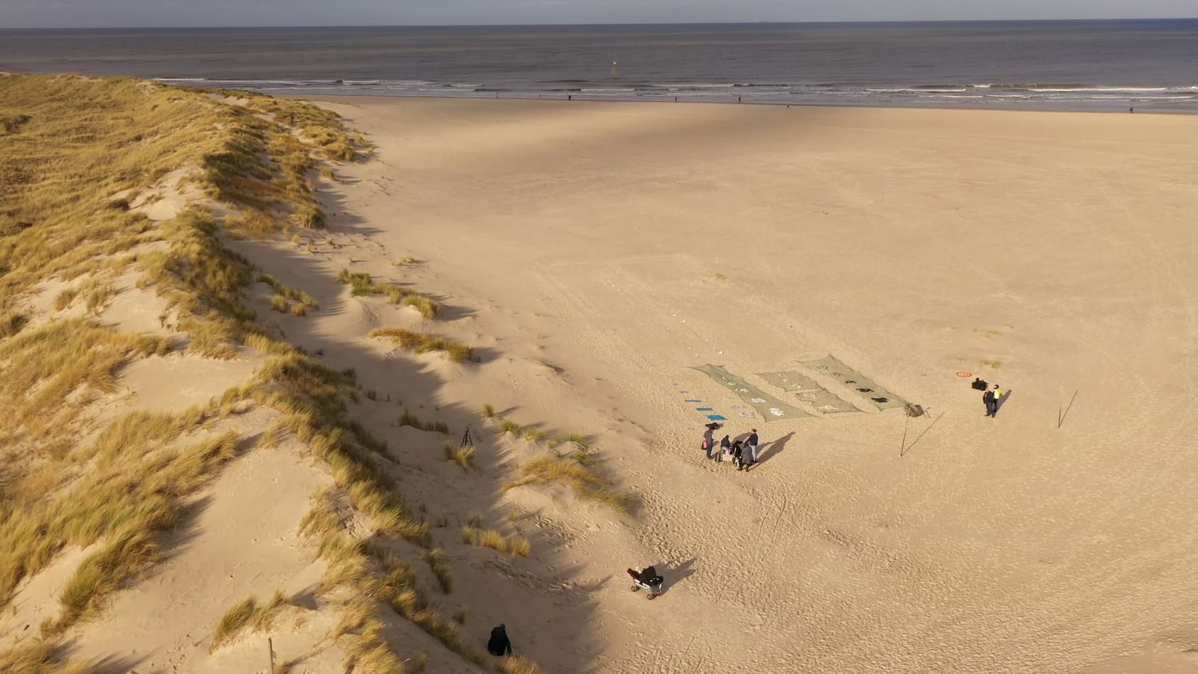 Das Drohnenbild zeigt den Versuchsaufbau aus der Vogelperspektive am Strand von Spiekeroog im September 2022.