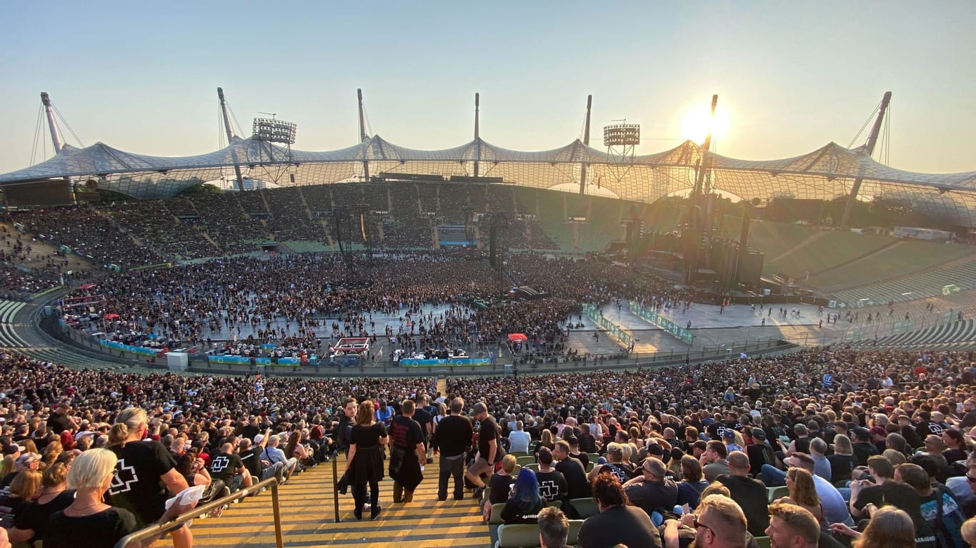 Noch ein paar Plätze frei: Blick ins Stadion kurz vor dem Rammstein-Konzert.