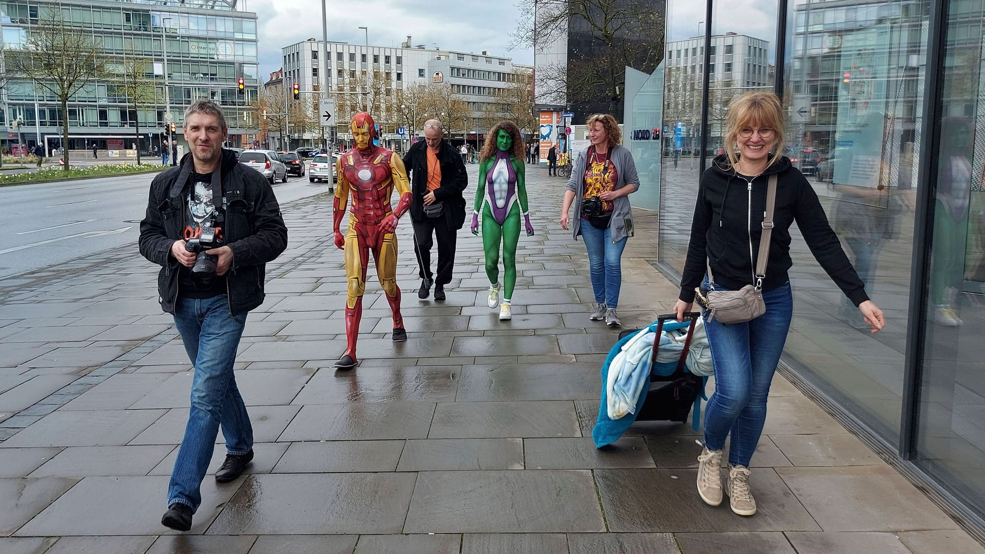 She-Hulk und Iron Man Photoshooting mit Fotograf Tschiponnique Skupin und den Modellen Patrick, Bodypainter Erico Lein, Model Lena und den Painting-Assistentinnen Claudia Jungesbluth und Maria Skupin an der Nord/LB.