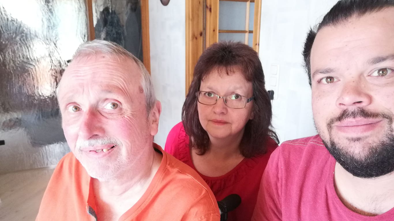 Roland und Karin Köstner mit ihrem Sohn: "Ohne meinen Sohn wäre es für mich nicht mehr zu schaffen", sagt Karin Köstner.