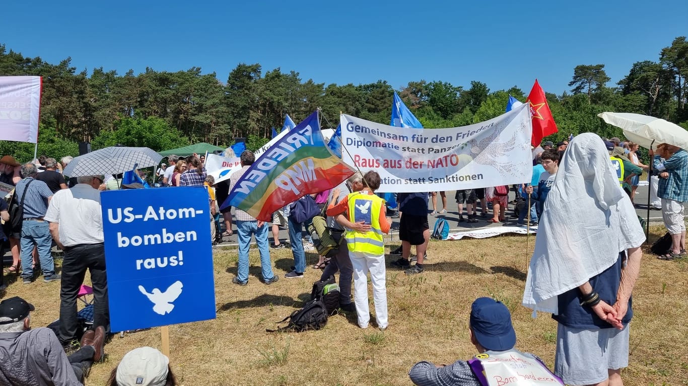 Menschen demonstrieren vor dem Fliegerhorst in Wunstorf: Sie sind gegen das internationale Luftwaffen-Manöver "Air Defender 2023".