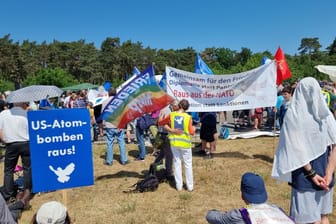 Menschen demonstrieren vor dem Fliegerhorst in Wunstorf: Sie sind gegen das internationale Luftwaffen-Manöver "Air Defender 2023".