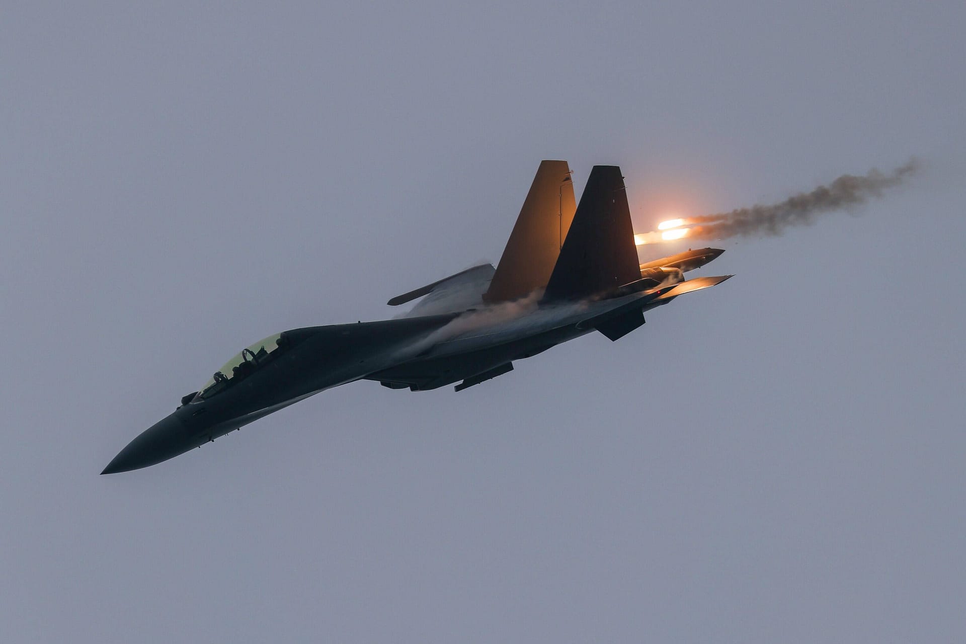 Ein Kampfjet vom Typ J-16 bei einer Flugshow in China (Archivbild): Chinesische Kampfjets sollen gefährlich nahe Richtung Taiwan geflogen sein.