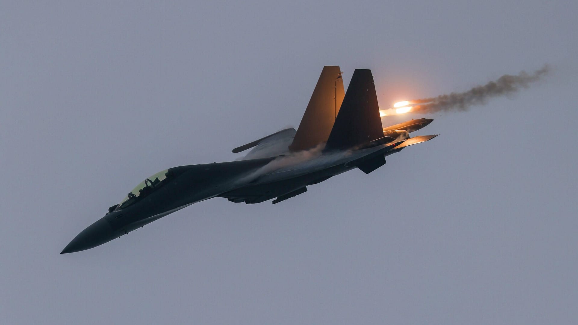 Ein Kampfjet vom Typ J-16 bei einer Flugshow in China (Archivbild): Chinesische Kampfjets sollen gefährlich nahe Richtung Taiwan geflogen sein.