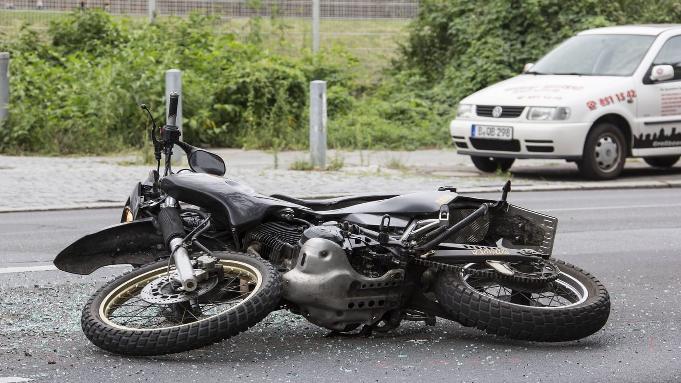 Verkehrsunfall mit einem Motorrad (Symbolbild): Ein 17-Jähriger liegt mit schweren Verletzungen im Krankenhaus.
