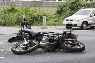 Verkehrsunfall mit einem Motorrad (Symbolbild): Ein 17-Jähriger liegt mit schweren Verletzungen im Krankenhaus.